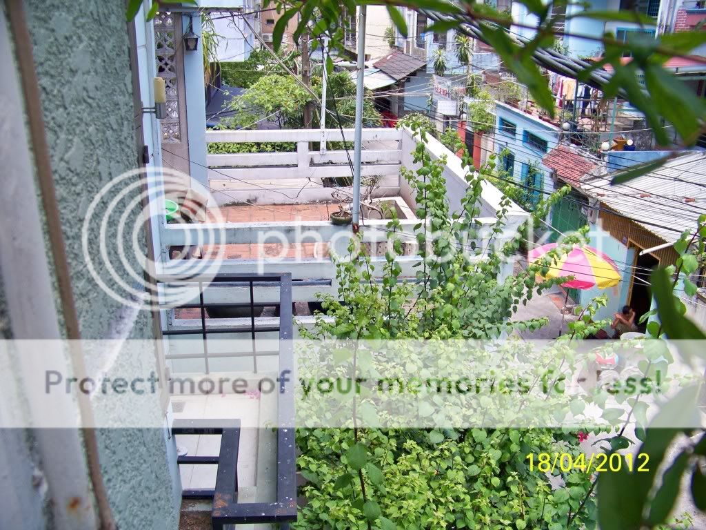 trôm vào nhà lấy đồ còn  cả gan ngồi kế bên luôn