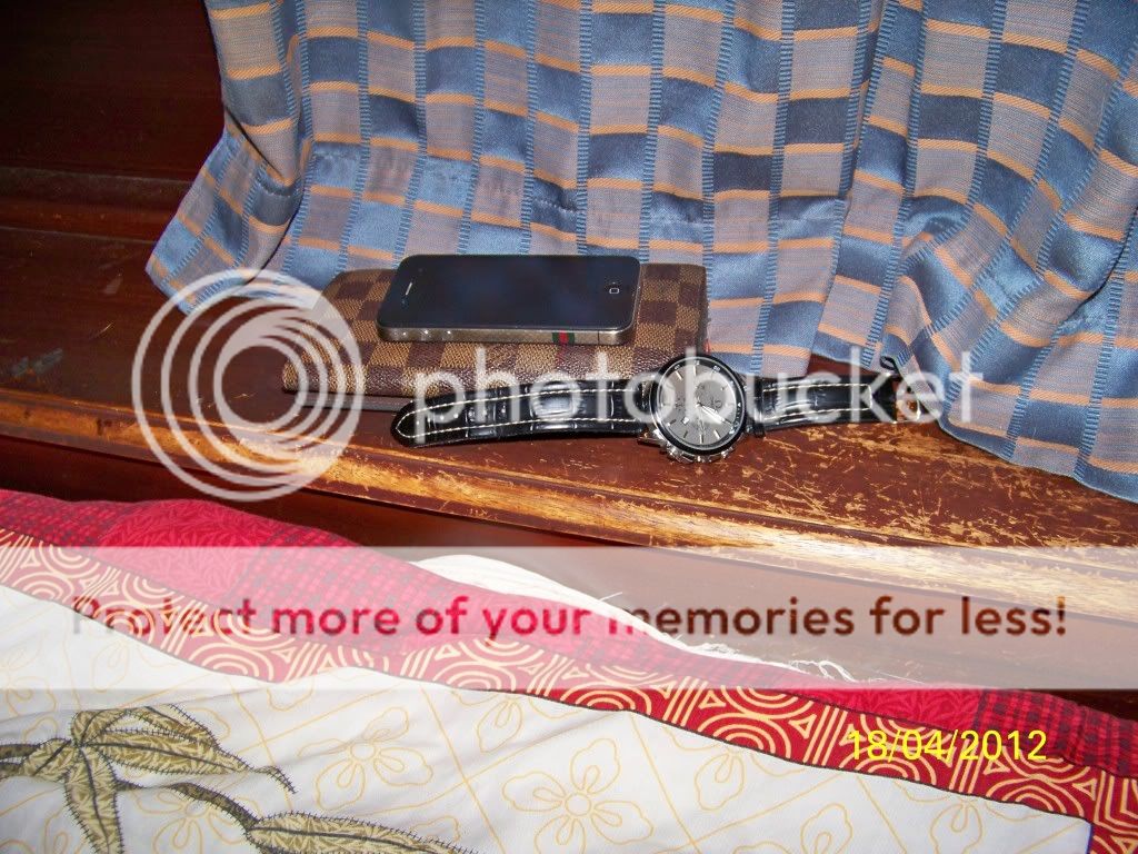 trôm vào nhà lấy đồ còn  cả gan ngồi kế bên luôn - 2